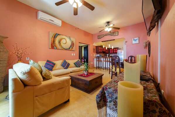 Condo estándar, 2 habitaciones | Área de sala de estar | Televisión de 20 pulgadas con canales por cable 