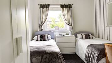 Twin Room, Ensuite | Iron/ironing board, free WiFi, bed sheets