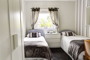 Twin Room, Ensuite | Iron/ironing board, free WiFi, bed sheets