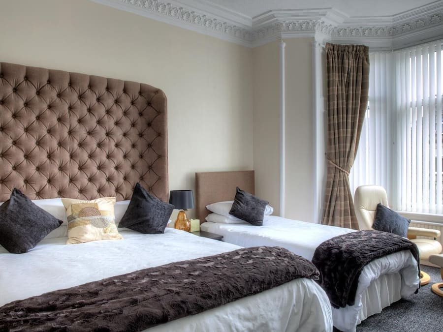 Familierom, eget bad | Strykejern/-brett, wi-fi (inkludert) og sengetøy