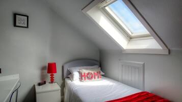 Single Room, Shared Bathroom | Iron/ironing board, free WiFi, bed sheets