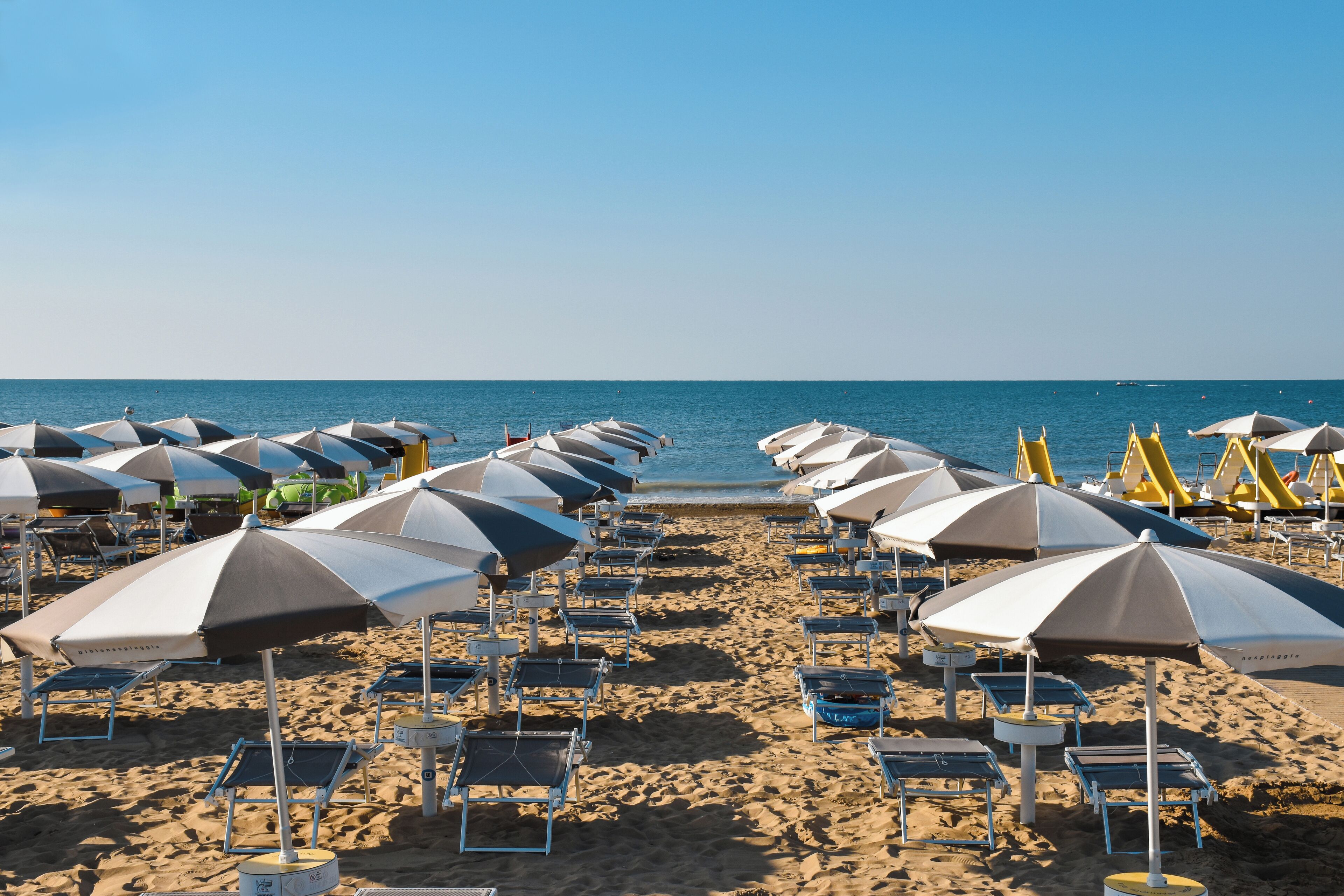 Am Strand, Sonnenschirme, Volleyball