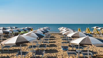 Plage, parasols, beach-volley