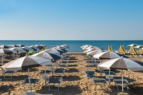 Sulla spiaggia, ombrelloni, pallavolo. Pineda Aparthotel