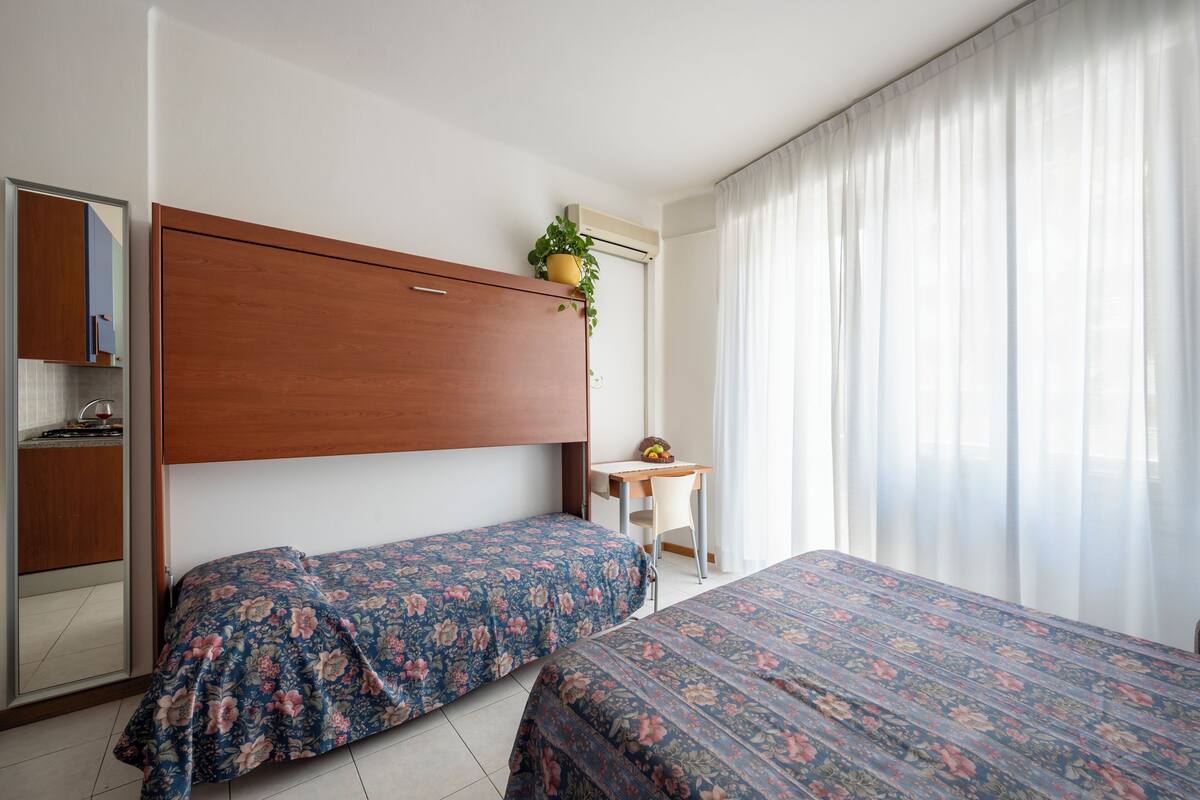 Klassieke studio, balkon | Een kluis op de kamer, gratis babybedden, beddengoed