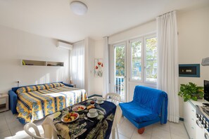 Estudio estándar, balcón | Zona de estar | Una televisión de pantalla plana