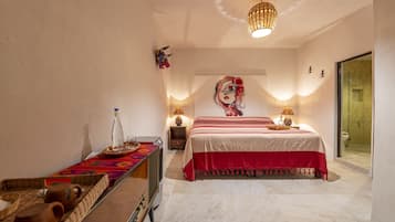 Design dubbelrum - 1 kingsize-säng | Värdeförvaringsskåp på rummet, skrivbord och mörkläggningsgardiner