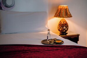 Chambre Design double, 1 trĂšs grand lit | Coffre-fort, bureau, rideaux dâobscurcissement