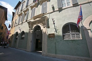 المنشأة من الخارج