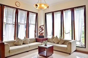 A living room with two sofas, a coffee table, and a decorative sculpture.