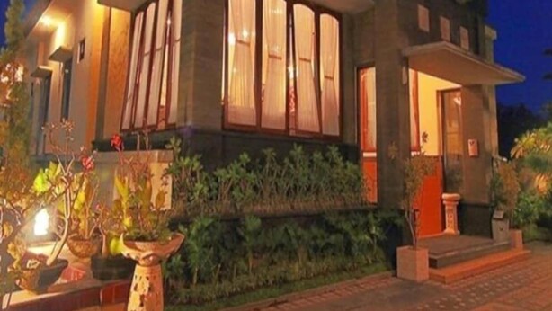 A two-story house with large windows, a front porch, and potted plants. - Puri Nusa Indah (Denpasar)