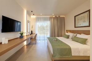 Ein modernes Hotelzimmer mit Bett, Schreibtisch, Fernseher und einem großen Fenster mit Vorhängen.