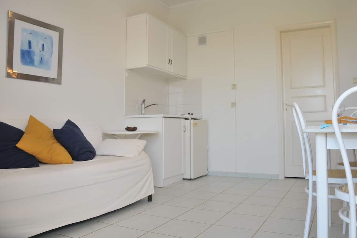 Studio, Lanai, Partial Sea View | Hypo-allergenic bedding available, desk, soundproofing