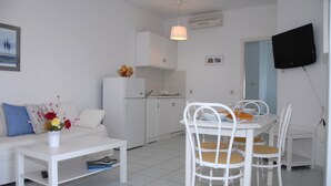 Apartamento família, sacada, vista para o mar | Sala de estar