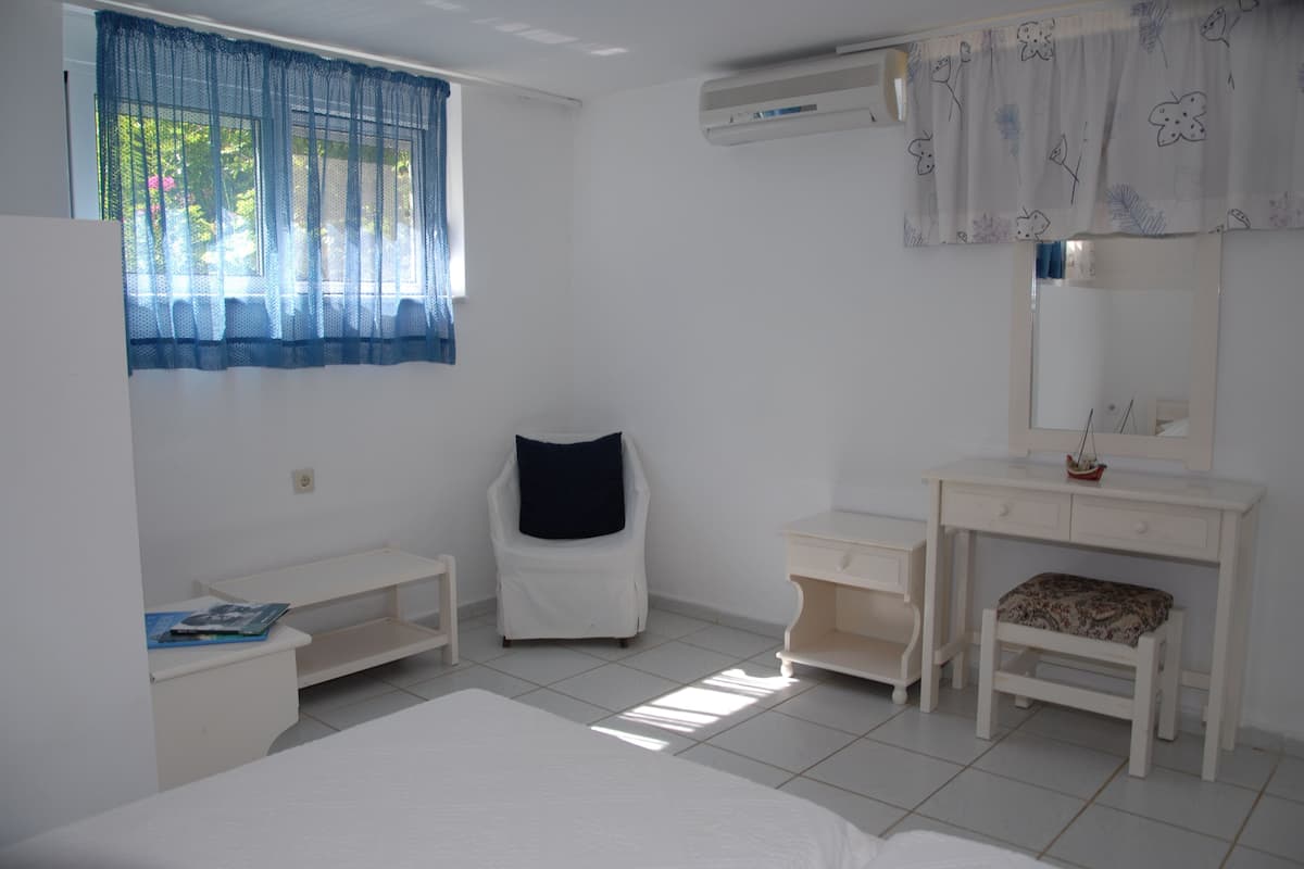 Family Apartment, Garden View, Courtyard Area | Hypo-allergenic bedding available, desk, soundproofing