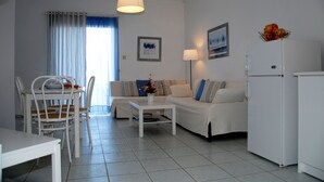 Apartamento família, sacada, vista para o mar | Sala de estar