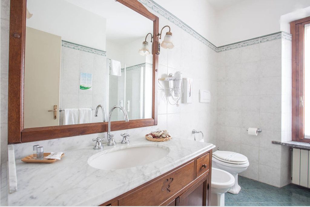 Apartment, Erdgeschoss | Badezimmer | Dusche, Regendusche, kostenlose Toilettenartikel, Haartrockner