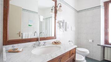 Apartment, Erdgeschoss | Badezimmer | Dusche, Regendusche, kostenlose Toilettenartikel, Haartrockner