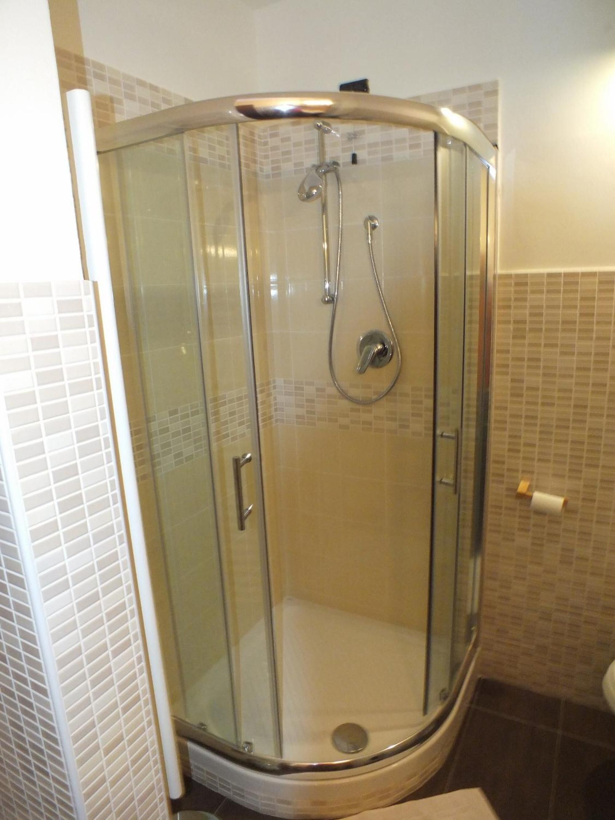 Dusche, Regendusche, kostenlose Toilettenartikel, Haartrockner