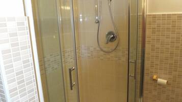 Dusche, Regendusche, kostenlose Toilettenartikel, Haartrockner