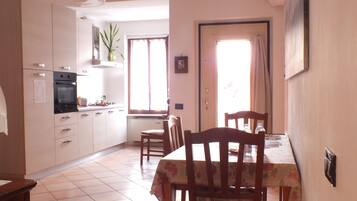 Appartamento, al piano terra | Pasti in camera