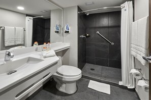 Dusche, umweltfreundliche Kosmetikartikel, Haartrockner, Handtücher