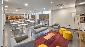 Tägliches inbegriffenes kontinentales Frühstück