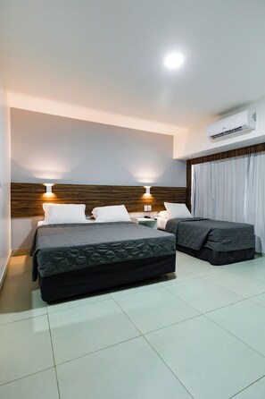 A hotel room with a bed, bedside tables, and an air conditioning unit. - EL ARAM BEACH & CONVENTION (João Pessoa)