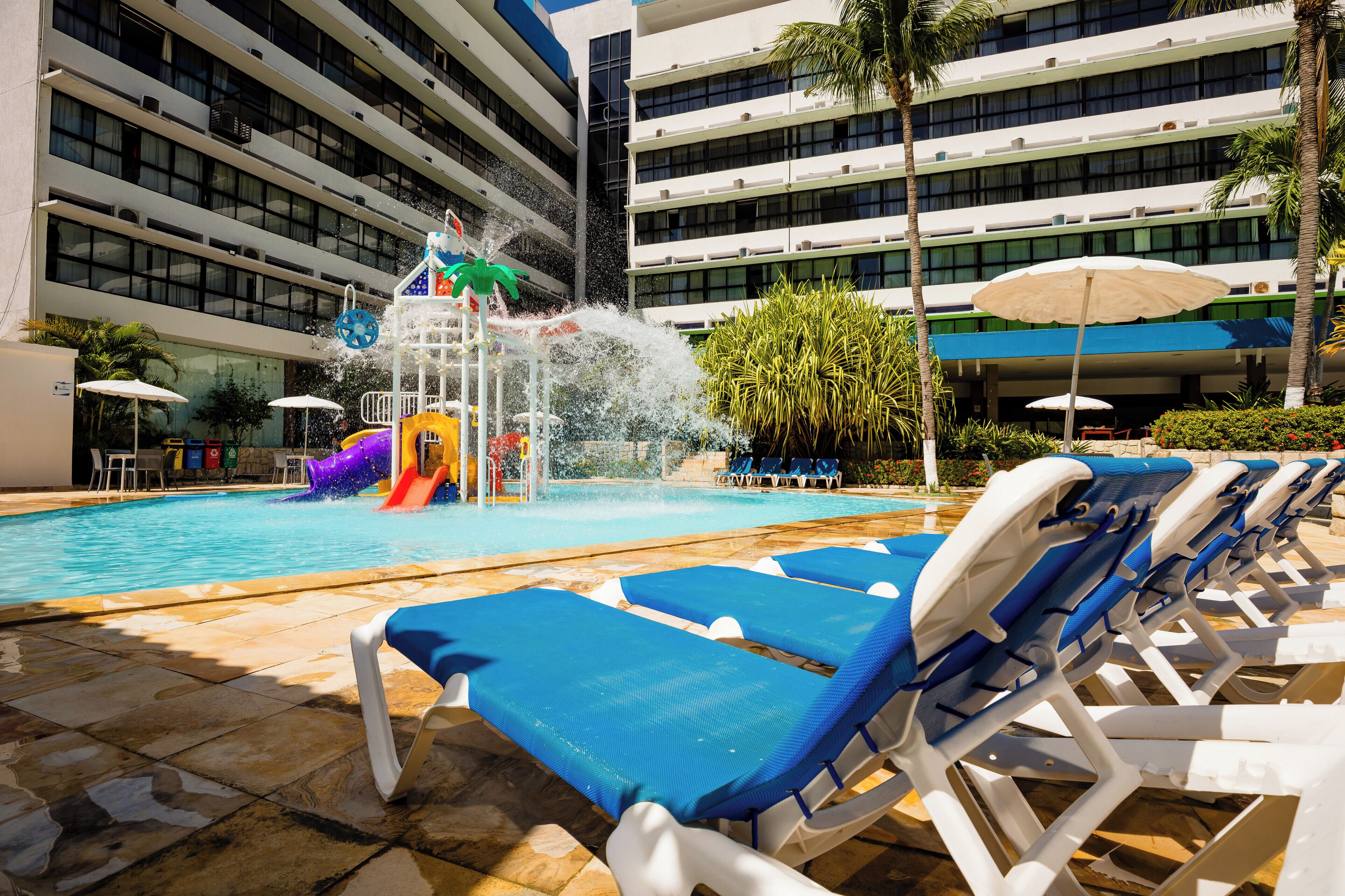 Piscina externa, espreguiçadeiras