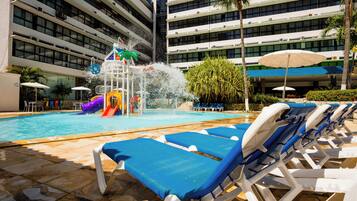 Piscina externa, espreguiçadeiras