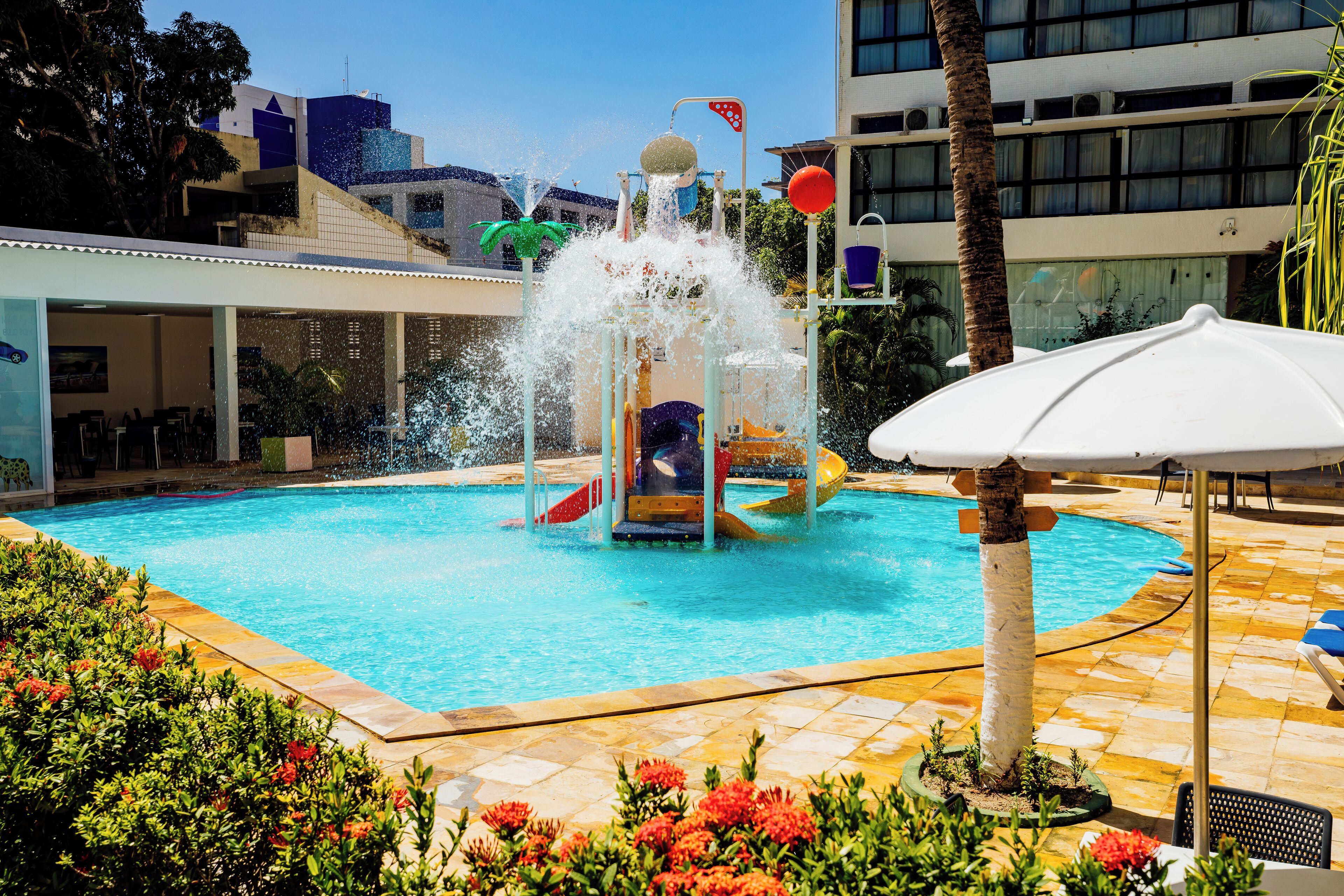 Piscina externa, espreguiçadeiras