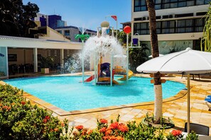 2 piscinas externas, espreguiçadeiras