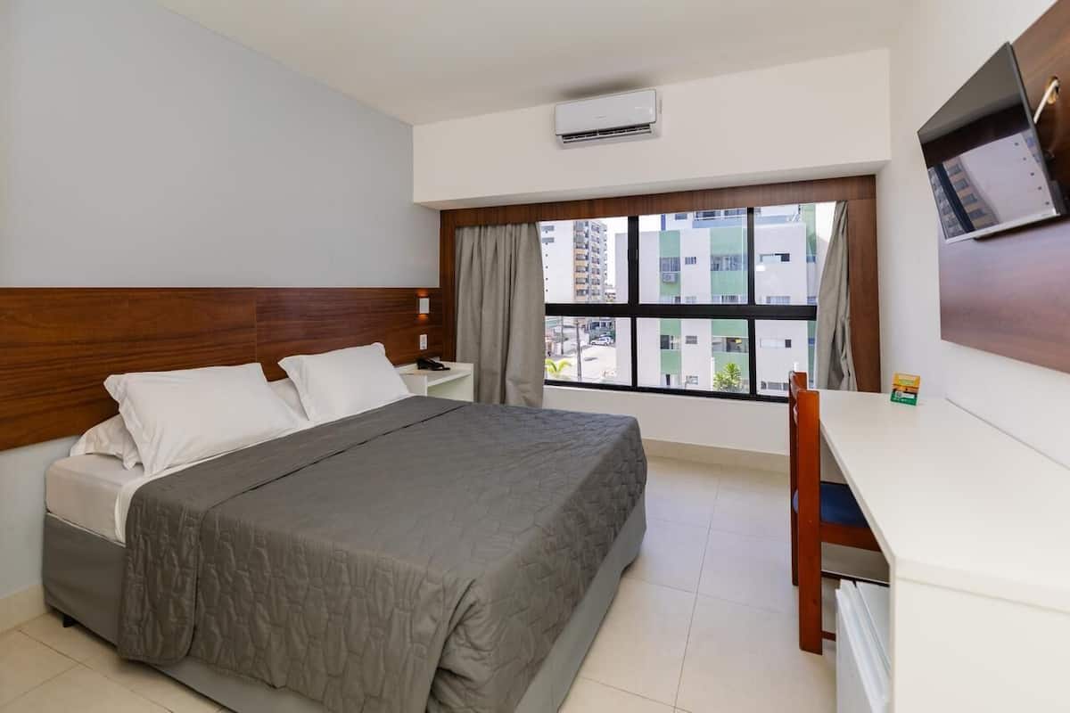 Minibar, escritorio, cortinas opacas y wifi gratis