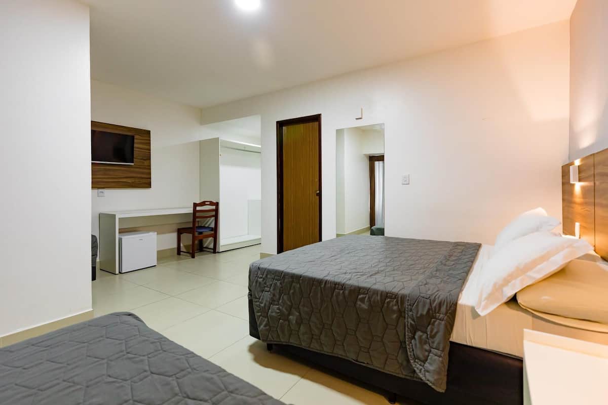 Minibar, escritorio, cortinas opacas y wifi gratis