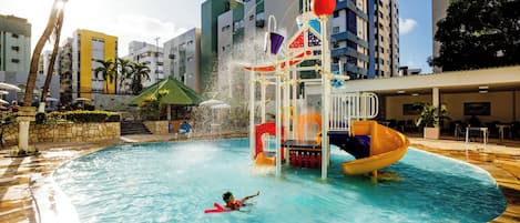 室外游泳池,提供日光浴躺椅