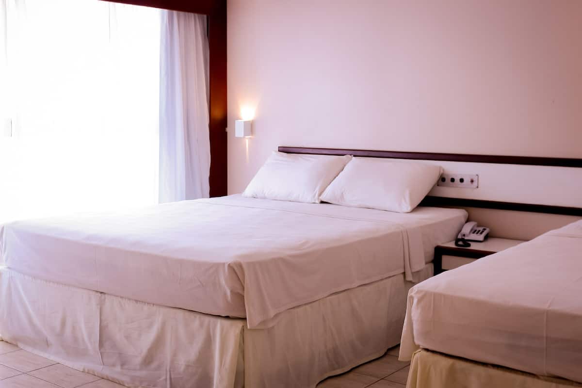 Camera familiare, 1 camera da letto | Minibar, una scrivania, tende oscuranti, Wi-Fi gratuito