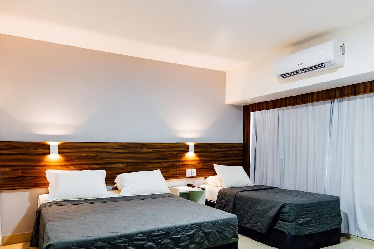 Minibar, escritorio, cortinas opacas y wifi gratis