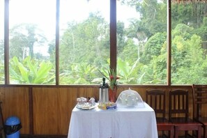 Bao gồm bữa sáng buffet hàng ngày