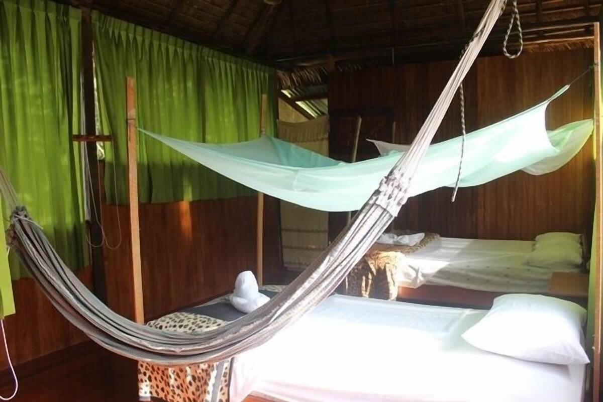 Quarto triplo | 1 quarto, escrivaninha