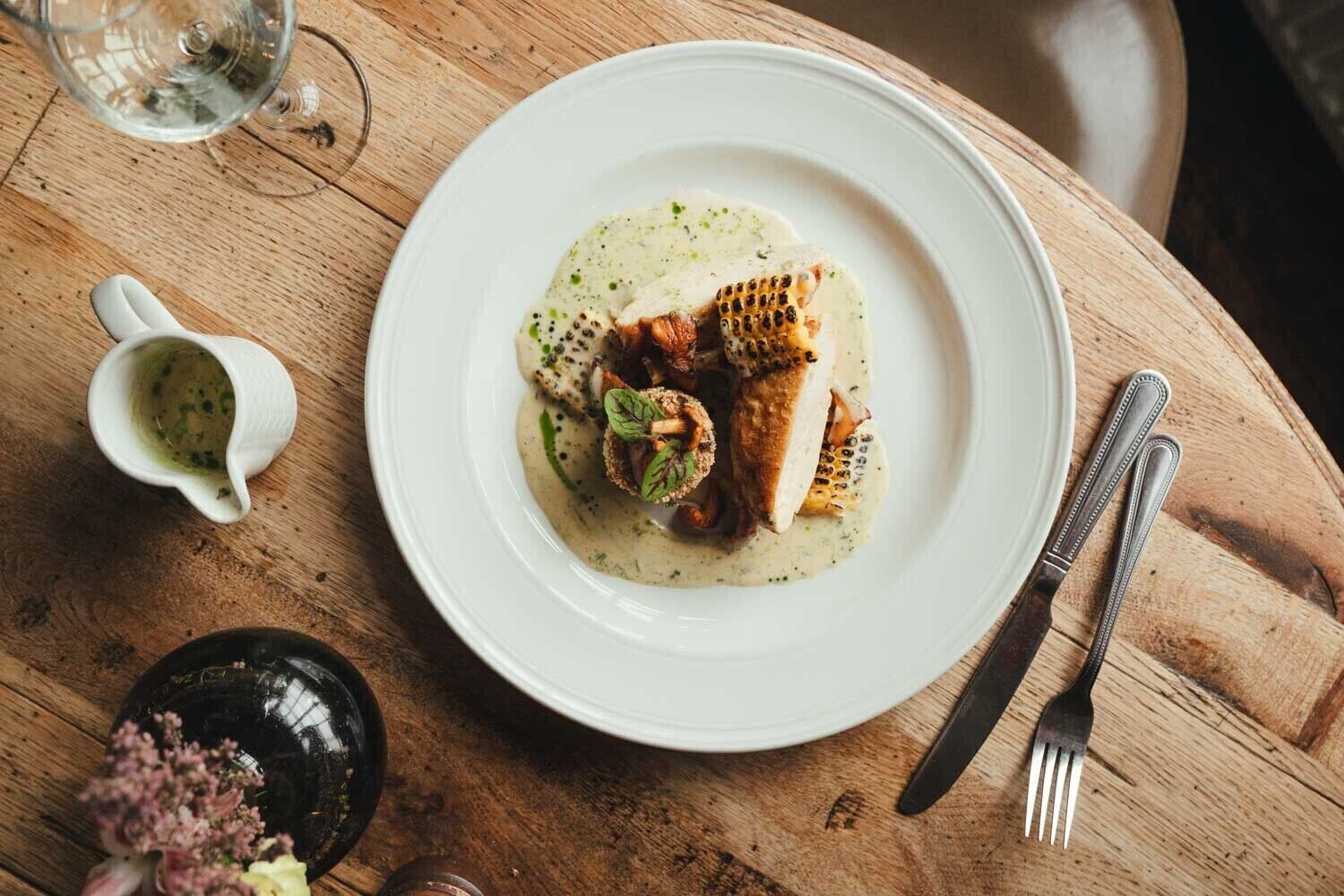 Une assiette blanche contenant de la nourriture, posée sur une table en bois.