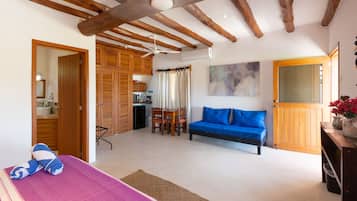 Phòng Suite, tủ lạnh | 1 phòng ngủ, bộ đồ giường kháng dị ứng, két bảo mật tại phòng