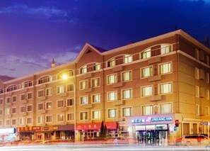 Majoituspaikan julkisivu illalla/yöllä