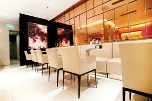 A modern hotel lobby with a seating area, a large abstract painting, and a reception desk. - Jinjiang Inn (Tumed Right Banner Salaqi Railway Station) (Baotou)