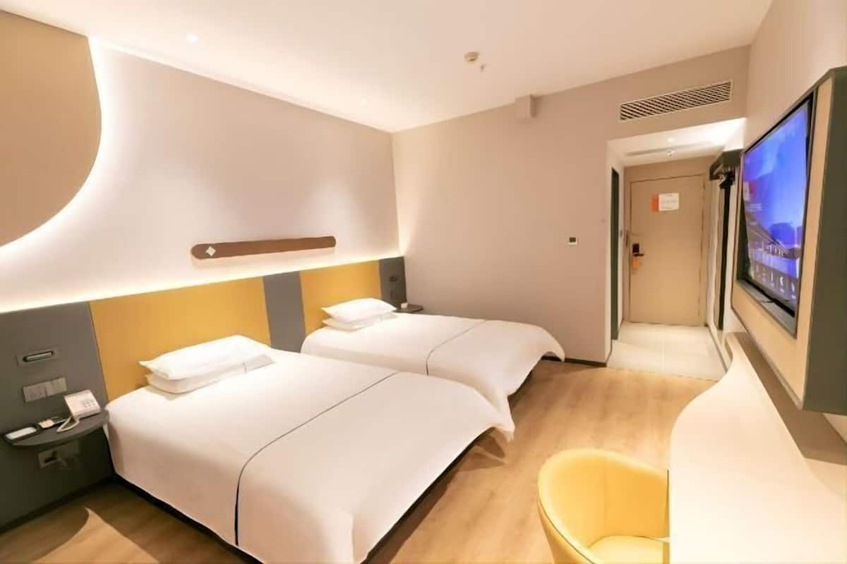 Soundproofing, free WiFi, bed sheets