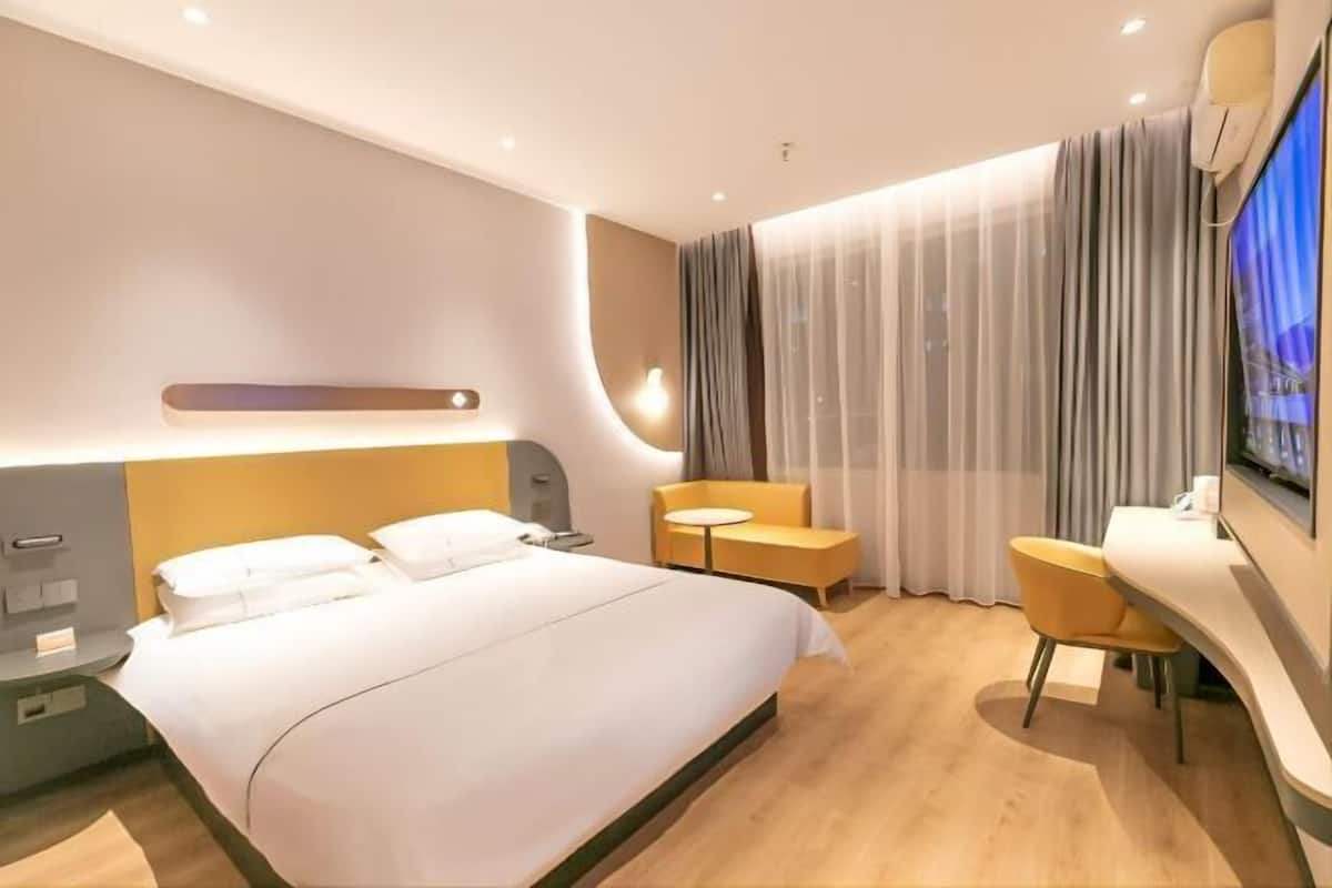 Soundproofing, free WiFi, bed sheets