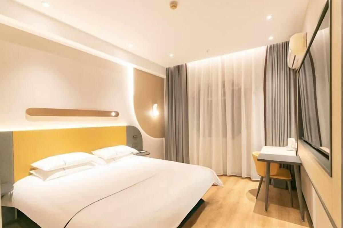 Soundproofing, free WiFi, bed sheets