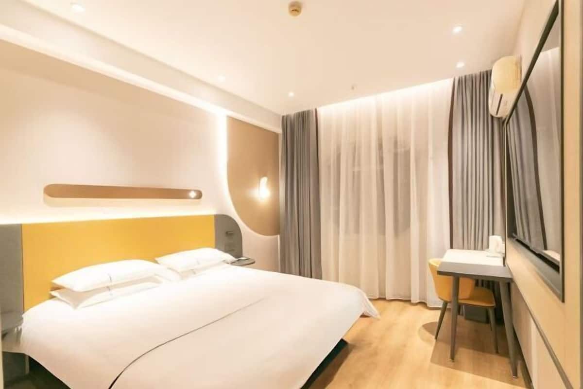 Soundproofing, free WiFi, bed sheets