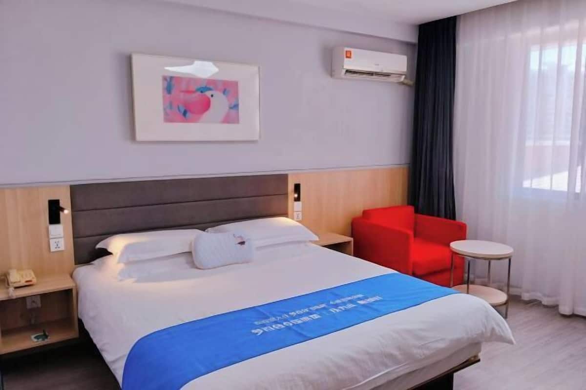 In-room safe, free WiFi, bed sheets