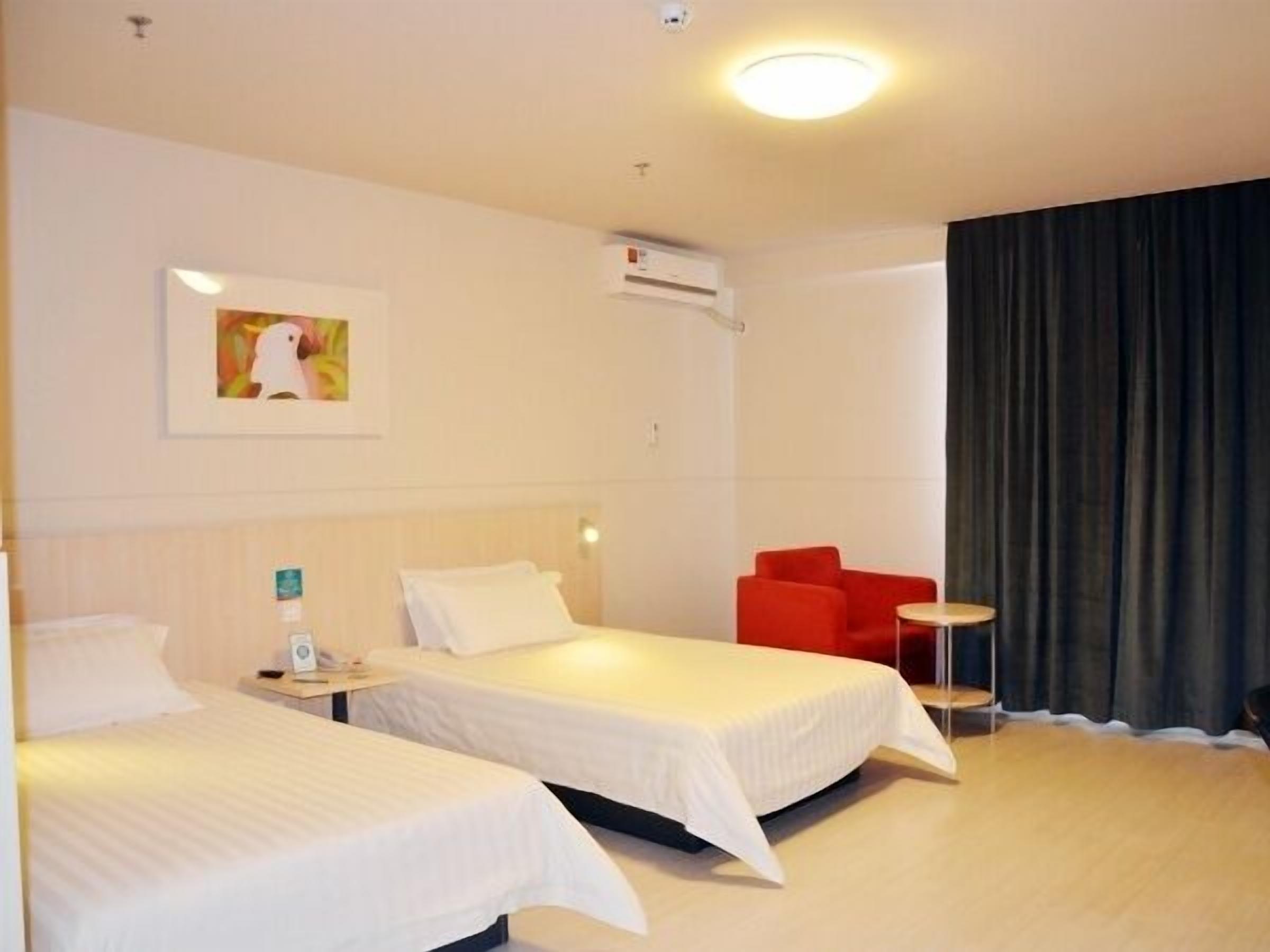 In-room safe, WiFi (free), bed sheets