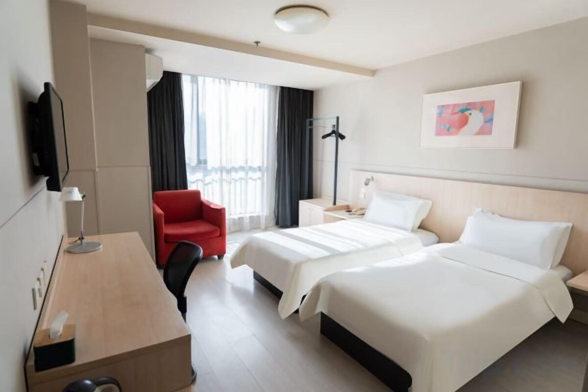 In-room safe, WiFi, bed sheets